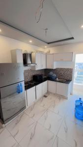 Η κουζίνα ή μικρή κουζίνα στο Luxury One-Bedroom Deluxe Apartment Bahria Town Lahore