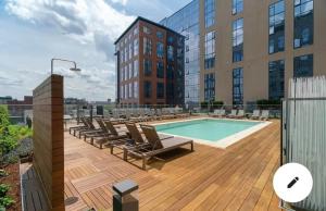 Bazén v ubytování South End Luxe Family Apartment nebo v jeho okolí