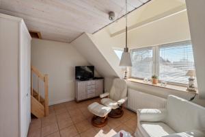a living room with a couch and a tv at Ferienwohnung In Dänschendorf Auf Fehmarn in Fehmarn