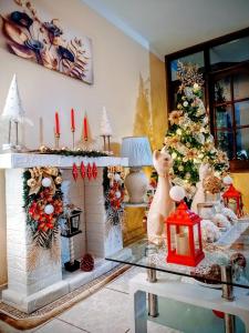 a living room with a christmas tree and a fireplace at Hospedaje La Casa Blanca in Urbanizacion Buenos Aires