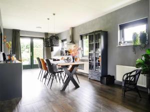 Et opholdsområde på Detached holiday home with jetty and outdoor spa