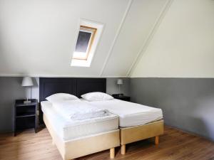 En eller flere senge i et værelse på Detached holiday home with jetty and outdoor spa