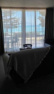 Ένα ή περισσότερα κρεβάτια σε δωμάτιο στο Waves Kaikoura Luxury Waterfront Apartment 1