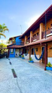 ein Gebäude mit vielen Vorhängen an der Außenseite in der Unterkunft Pousada Brilho De Paraty in Paraty