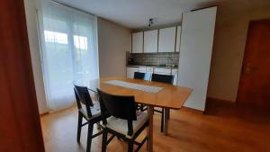 Una cocina con una mesa y sillas en una habitación. en Angenweg 2, en Entlebuch