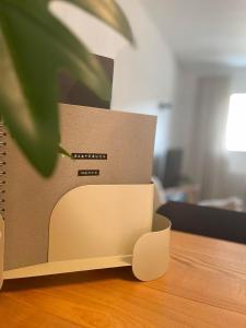 une boîte assise sur une table à côté d'une plante dans l'établissement Ferienwohnung Monya, à Sörenberg