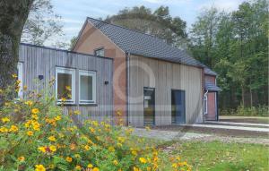 a wooden house with a gambrel roof at Stunning Home In Afferden in Afferden