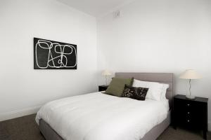 Postel nebo postele na pokoji v ubytování Charming 2Bed Home Near Cafés & Racecourse