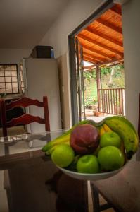 Un bol de fruta en una mesa de cocina. en Finca campestre San Juan, un paraíso en medio de la naturaleza, en San Gil