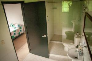 Un baño con ducha, inodoro y lavabo. en Finca campestre San Juan, un paraíso en medio de la naturaleza, en San Gil