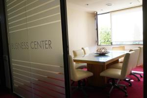 an office with a conference room with a table and chairs at Hotel coventry in Santiago del Estero