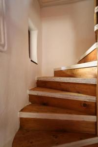 eine Treppe in einem Zimmer mit Holztreppen in der Unterkunft Casa Holamundo in Curtina + 20 Fotos
