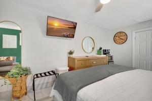 Postel nebo postele na pokoji v ubytování King Bed Modern Stay Always Fresh and Comfy