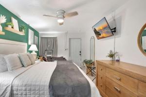 Postel nebo postele na pokoji v ubytování King Bed Modern Stay Always Fresh and Comfy + 8 fotografií