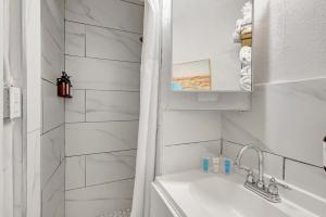 Koupelna v ubytování King Bed Modern Stay Always Fresh and Comfy