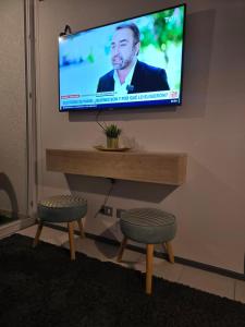 Televiisor ja/või meelelahutuskeskus majutusasutuses RANCAGUA HERMOSO DEPTO A pasos del centros comerciales parcking gratis y Wifi