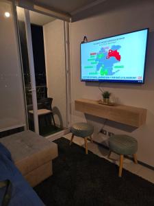 Televiisor ja/või meelelahutuskeskus majutusasutuses RANCAGUA HERMOSO DEPTO A pasos del centros comerciales parcking gratis y Wifi