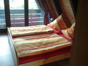 un lit assis à côté d'une fenêtre dans une pièce dans l'établissement Tossi Haus 107 In Fedderwardersiel, à Butjadingen