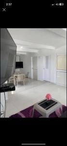 TV a/nebo společenská místnost v ubytování Apto don José