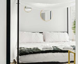 Giường trong phòng chung tại Family Fun in Boston Rooftop Pool & City Views