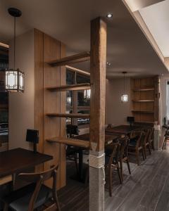 ein Esszimmer mit Holztischen und Stühlen in der Unterkunft Lenarda hotel in Nggorang + 3 Fotos