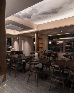 ein Esszimmer mit Holztischen und Stühlen in der Unterkunft Lenarda hotel in Nggorang