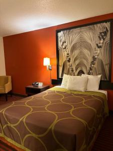 Ένα ή περισσότερα κρεβάτια σε δωμάτιο στο Super 8 Hotel by Wyndham - Dumfries VA