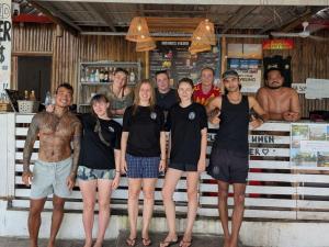 un grupo de personas de pie en frente de un bar en Yellow Sun Koh Rong, en Kaôh Rŭng (3)