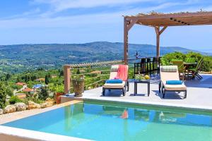 einen Pool mit 2 Stühlen, einem Tisch und Aussicht in der Unterkunft Ferienhaus für 8 Personen ca 120 qm in Vafes, Kreta West-Kreta in Vafés