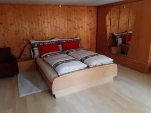 Cama grande en habitación con paredes de madera en Mannried 2 1 2 Zimmerwohnung Rustikal, en Zweisimmen 11 fotos más