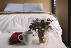 Postel nebo postele na pokoji v ubytování Tiny House Big View X Boneo by Tiny Away