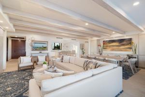 Χώρος καθιστικού στο 3bd condo Ocean Views Pool HK