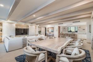 Χώρος καθιστικού στο 3bd condo Ocean Views Pool HK