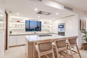 Η κουζίνα ή μικρή κουζίνα στο 3bd condo Ocean Views Pool HK