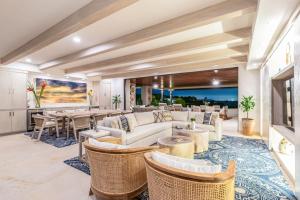 Χώρος καθιστικού στο 3bd condo Ocean Views Pool HK +12 φωτογραφίες