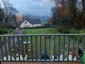 Phong cảnh thiên nhiên gần nhà gỗ