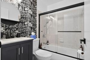 Ένα μπάνιο στο 4BR House Mins to Downtown Annapolis with Firepit, Basement Bar, & Sleeps 12 +31 φωτογραφίες