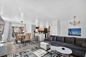 Χώρος καθιστικού στο 4BR House Mins to Downtown Annapolis with Firepit, Basement Bar, & Sleeps 12