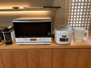 eine Mikrowelle auf einer Theke in der Unterkunft Maru Izumiyacho in Kyoto + 18 Fotos