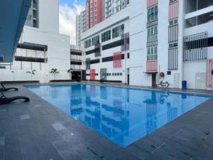 ein großer Pool in der Mitte eines Gebäudes in der Unterkunft Ipoh Anderson Condo - 2BR in Ipoh + 22 Fotos