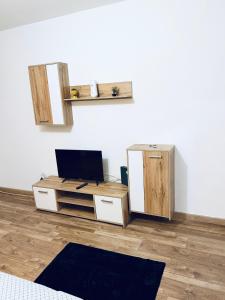 a living room with a desk and a mirror at Circumvalațiunii Center Apartment in Timişoara