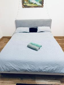 a bed with a blue and white comforter on it at Circumvalațiunii Center Apartment in Timişoara