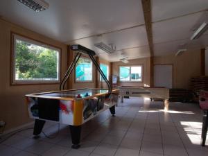 Biliár nebo kulečník v ubytování Mobil home avec terrasse pour 4 personnes à Bretignolles-sur-Mer - API-1-52-341