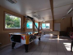 ein Zimmer mit einer Tischtennisplatte und einem Billardtisch in der Unterkunft Mobil Home avec Terrasse à Bretignolles-sur-Mer - API-1-52-656 in Brétignolles-sur-Mer