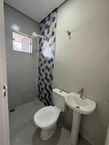 une salle de bains avec toilettes et lavabo dans l'établissement Pousada Maranata, à Aparecida