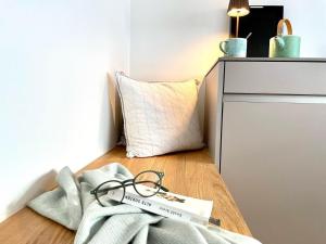 eine Brille auf einem Tisch in der Unterkunft Ferienwohnung im Dorf Urnäsch - b48863 in Urnäsch