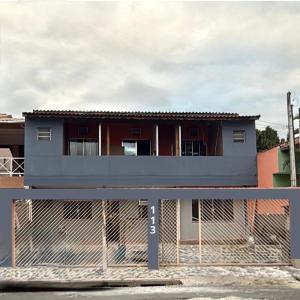 une maison avec une clôture devant dans l'établissement Pousada Maranata, à Aparecida