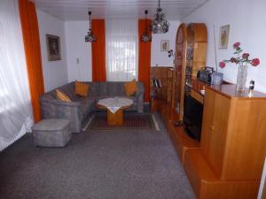 ein Wohnzimmer mit einem Sofa und einem Tisch in der Unterkunft Ferienwohnung Koch in Bayerisch Eisenstein