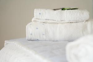 ein Stapel weißer Handtücher, übereinander gestapelt in der Unterkunft Casa da Imperatriz in Ilhabela + 45 Fotos
