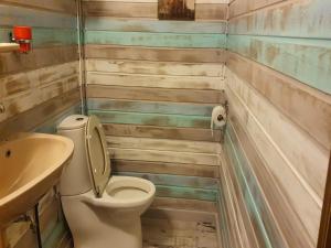 Koupelna v ubytování Lanklaar Chalet with Garden